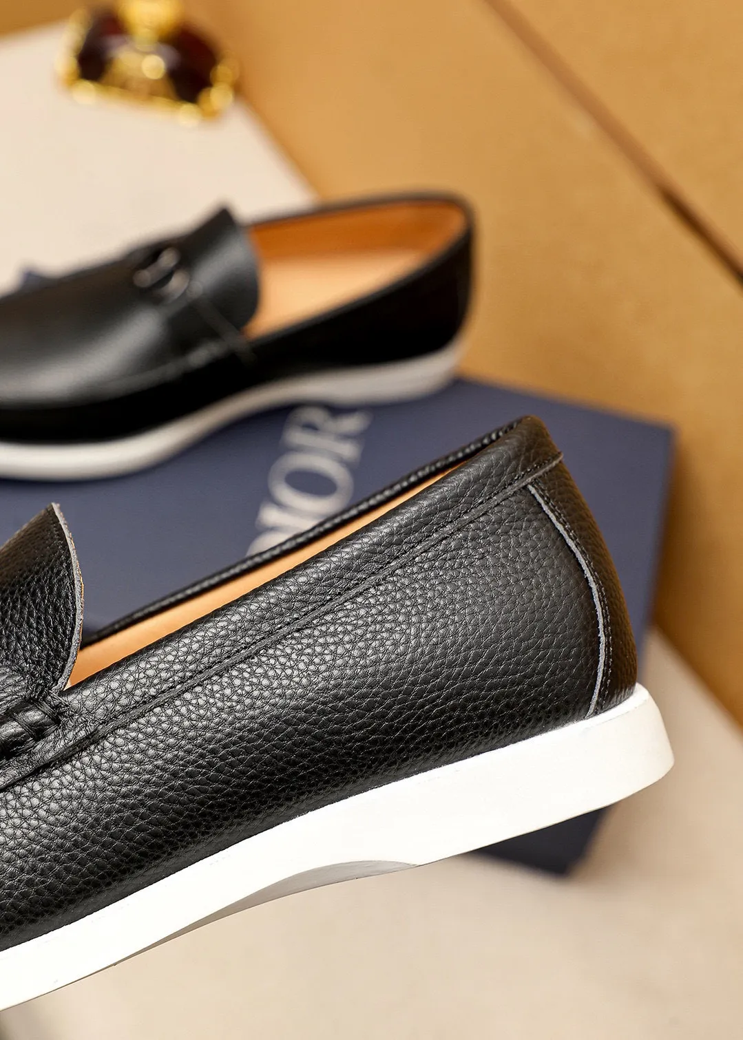 Men's shoes 💰480 💐Original packaging Product trademark: Dior "Dior" casual leather shoes Regular size: 38-44 (45.46.47🉑️Customized) Product materials: Selected Italian imported first-layer pebbled cowhide leather upper + luxury hardware buckle, imported water-dyed cowhide lining. Strong three-dimensional visual effect, original rubber outsole Color: 3⃣️colors available